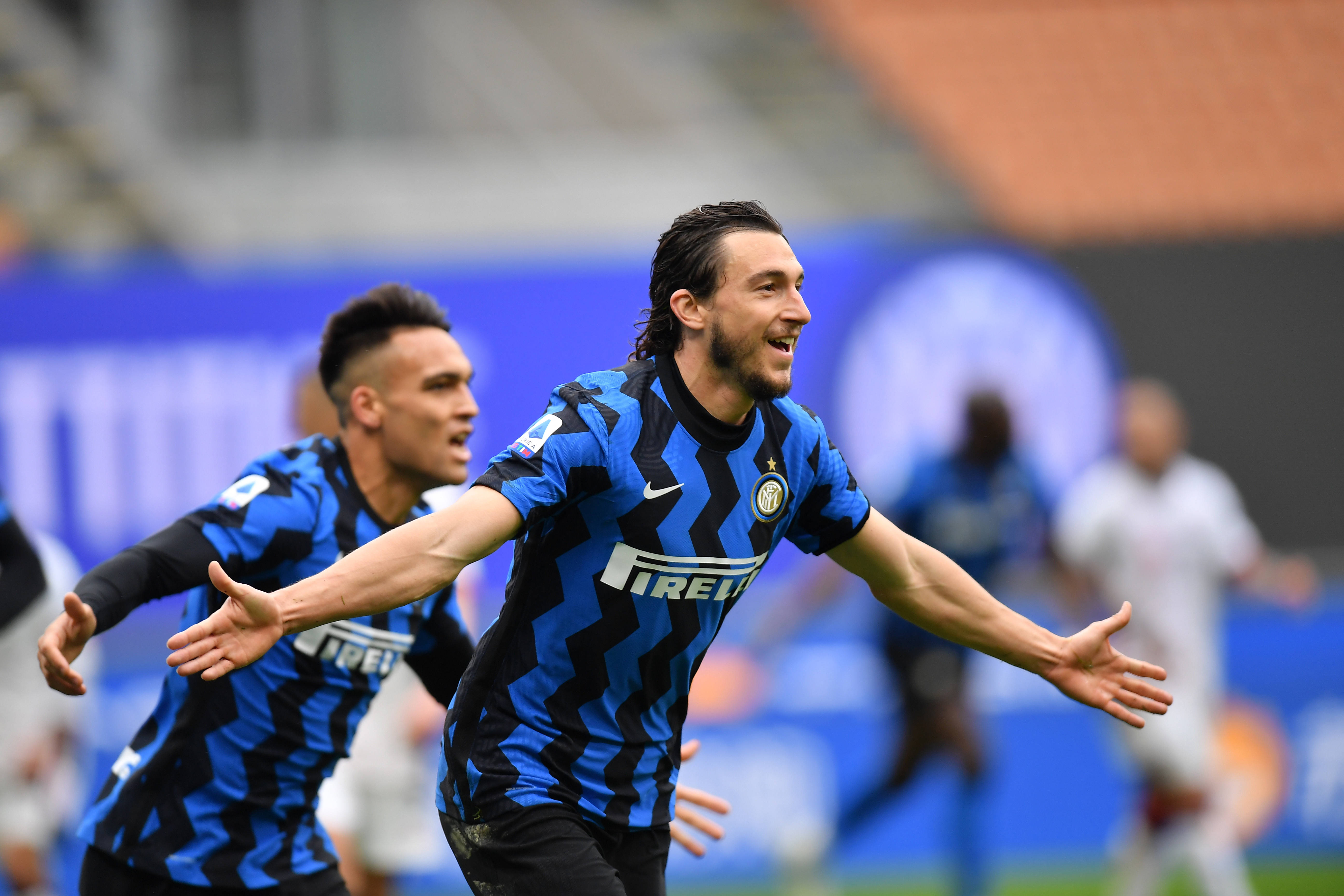 图片报：诺伊尔调整了训练流程，乌尔比希也激励着他继续（图片报：诺伊尔更新训练计划，乌尔比希持续为其打气）