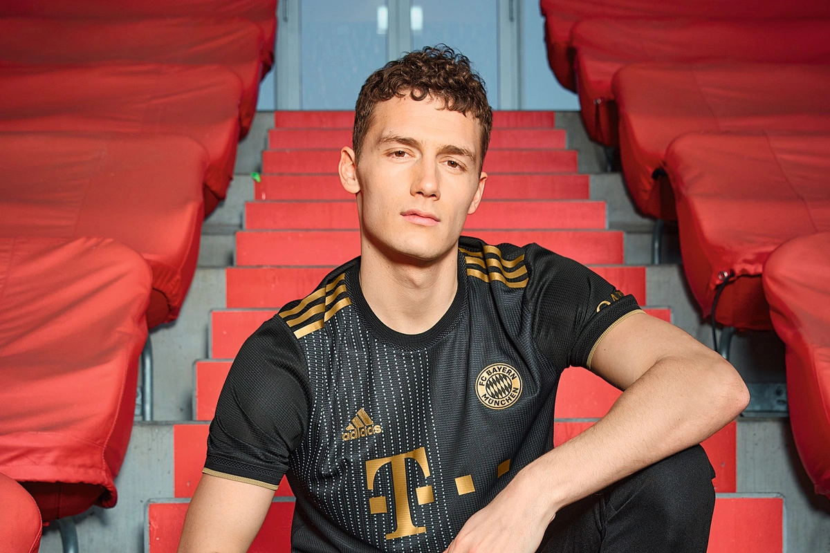 亚马尔是FIFPro最佳阵最年轻球员，也是今年得票最高外场球员（亚马尔入选FIFPro年度最佳阵容，创最年轻纪录并成今年外场得票王）