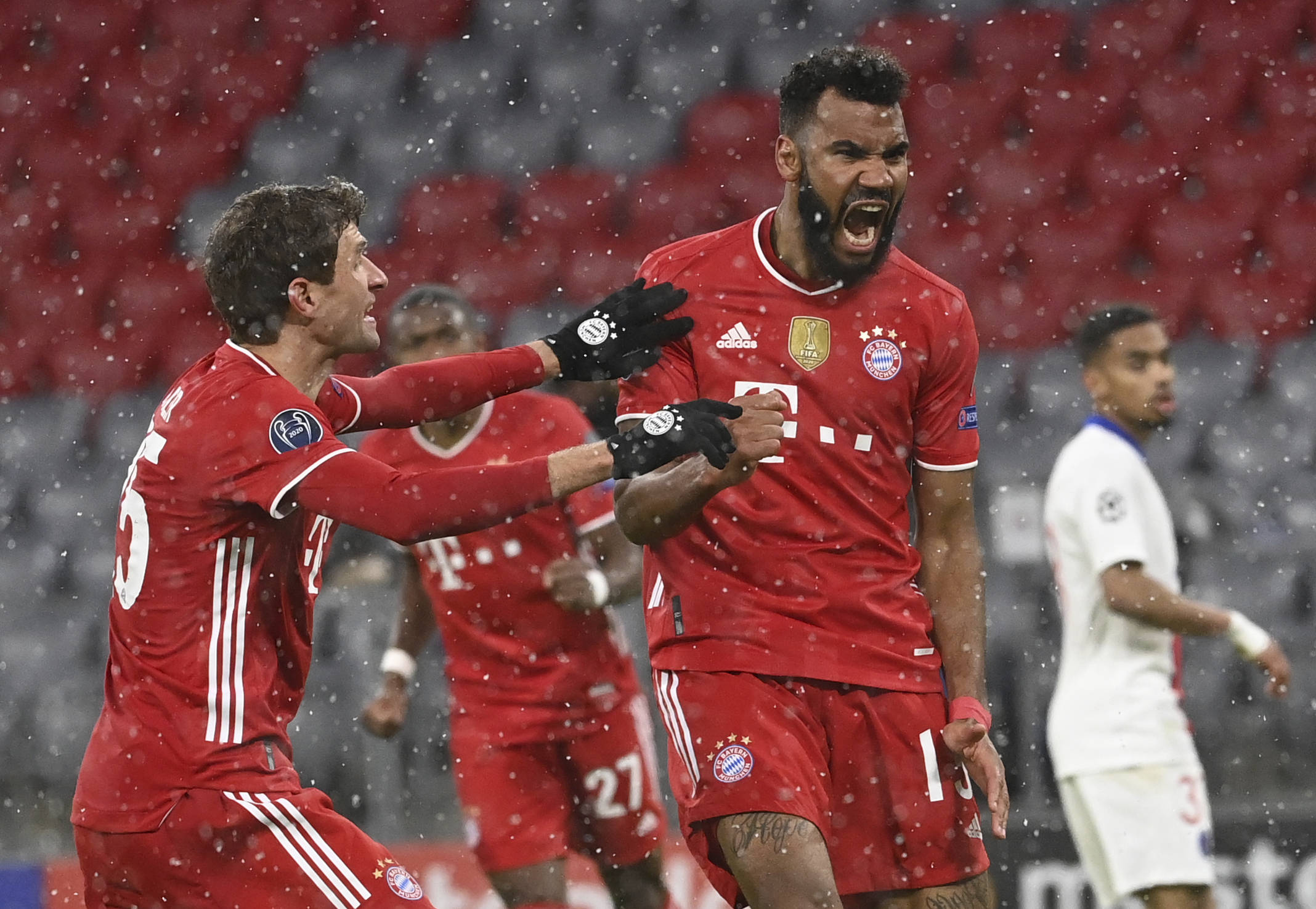 球星任意球助攻全队领先（球星任意球送助攻，球队取得领先）