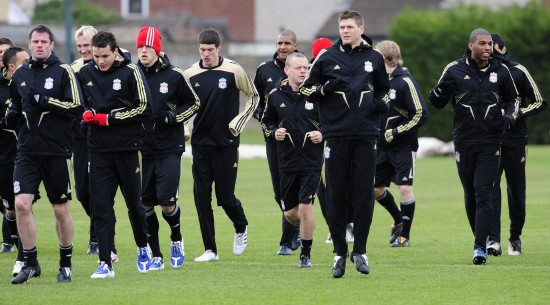 布莱顿球员三笘薰与日本战犯合影引发争议，俱乐部致歉未提菲律宾球迷，引发不满。（三笘薰被曝与遭指战犯者合影惹议，布莱顿致歉却未提菲律宾球迷引不满）