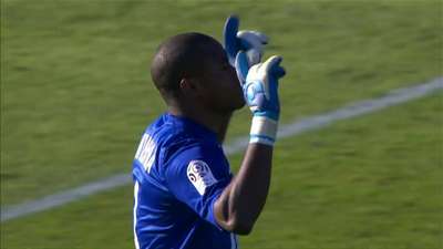 俄罗斯运动员谢尔盖-博伊在1800米高空踢球，挑战极限，引发热议。（俄罗斯选手谢尔盖·博伊海拔1800米踢球，上演极限挑战引发热议）