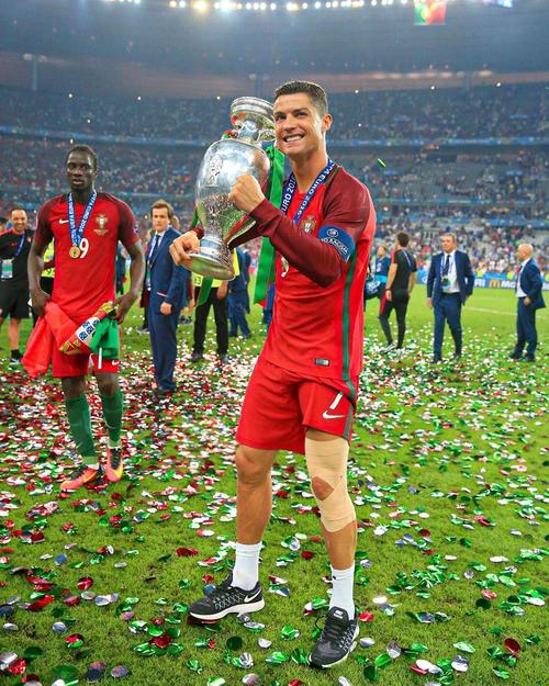 每体：巴萨冬窗将找“新伊尼戈”，在关注施洛特贝克、格伊等（每体：巴萨冬窗物色“新伊尼戈”，盯上施洛特贝克、格伊等）