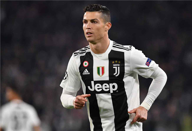 姆巴佩对阵赫罗纳时与第四官员发生争执：我说话的时候看着我！（姆巴佩战赫罗纳与第四官员爆发口角： ＂我说话时看着我！）