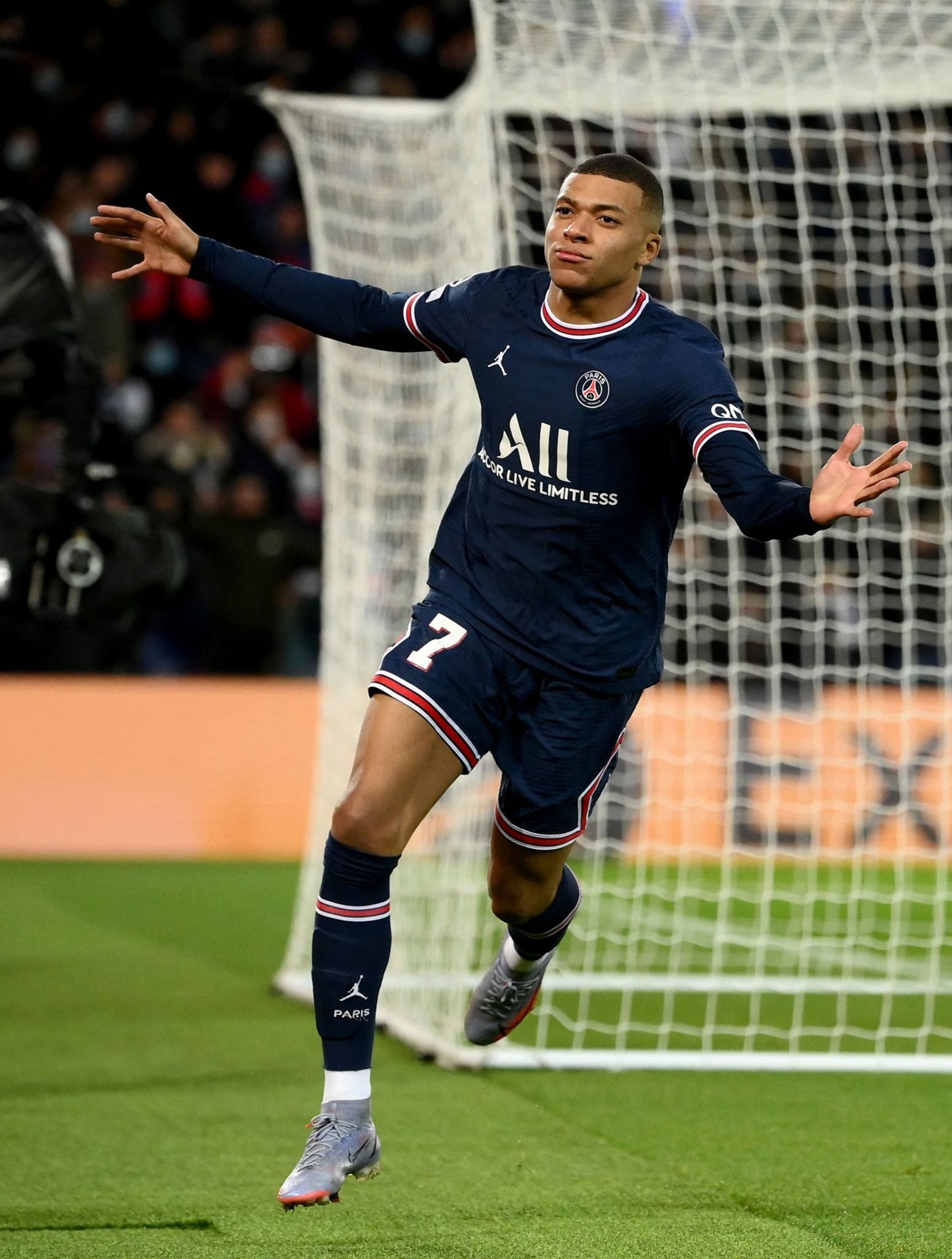 图片报：法兰克福队医私下为对手球员治疗，现已被开除（图片报：法兰克福队医暗中为对手球员治疗，已遭解雇）