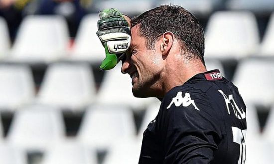 反对者抨击拉波尔塔：诺坎普还没完工，你们到底在庆祝什么？（质疑声指向拉波尔塔：诺坎普未竣工，庆祝的理由何在？）