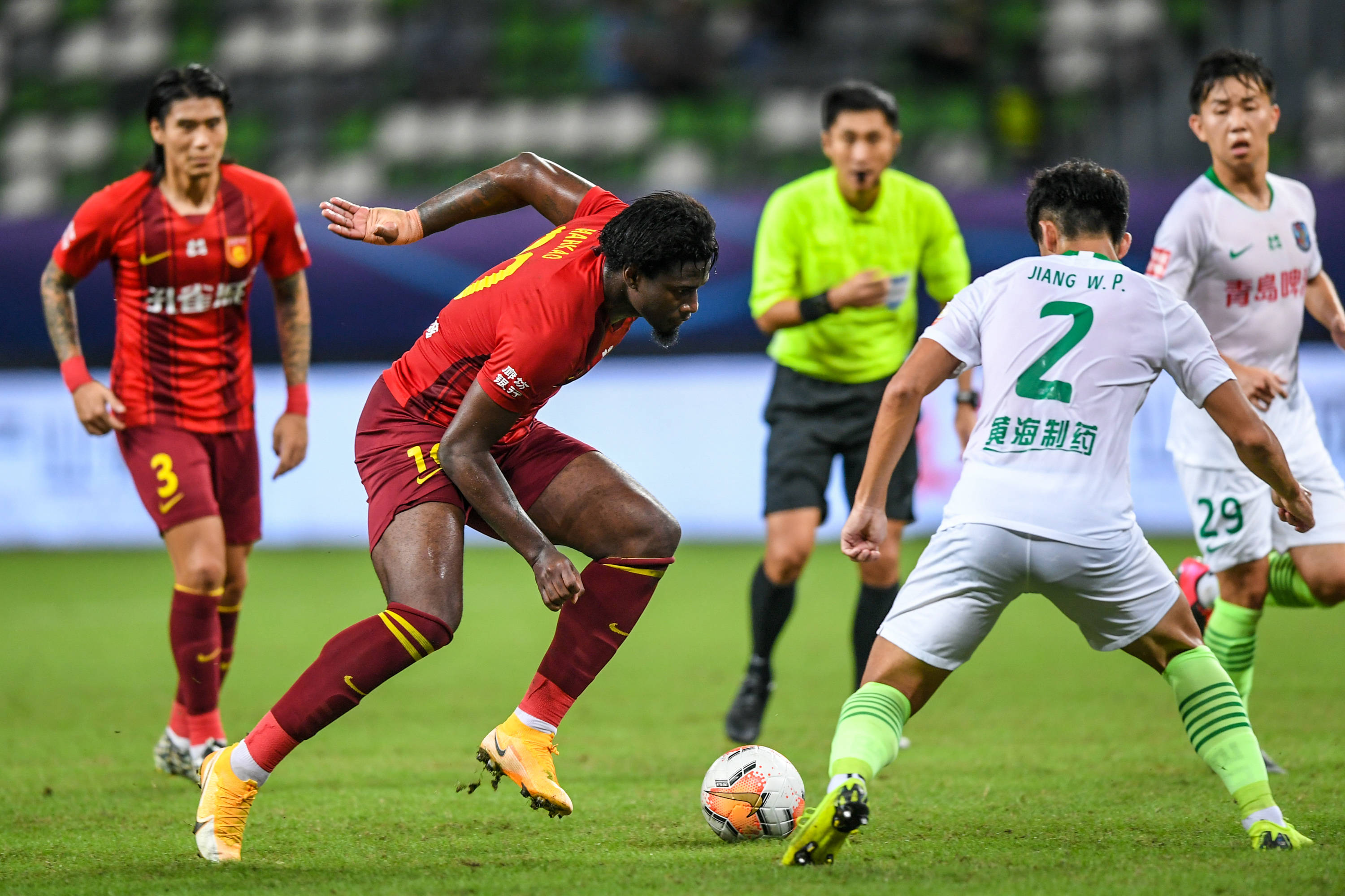 主裁谈拜仁点球：塔的手扩大了接触面积；凯恩的肘碰到了对方（主裁解释拜仁点球判罚：塔手臂扩大防守面积，凯恩肘部与对手有接触）