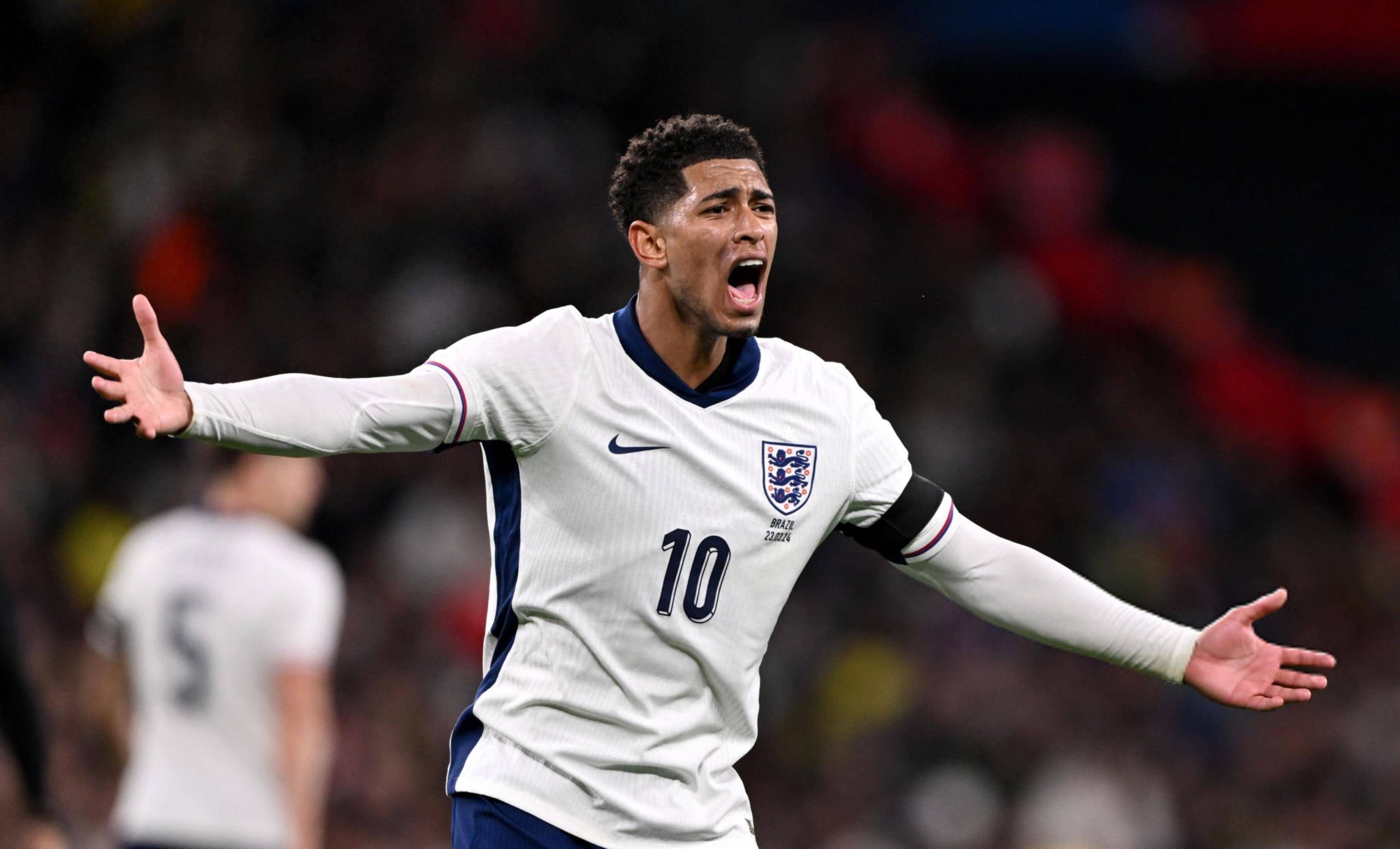 纪念去世的朋友，雅克松的打底衫上写着“安息吧，我的兄弟”（悼念亡友，雅克松穿印有“安息吧，我的兄弟”的打底衫）