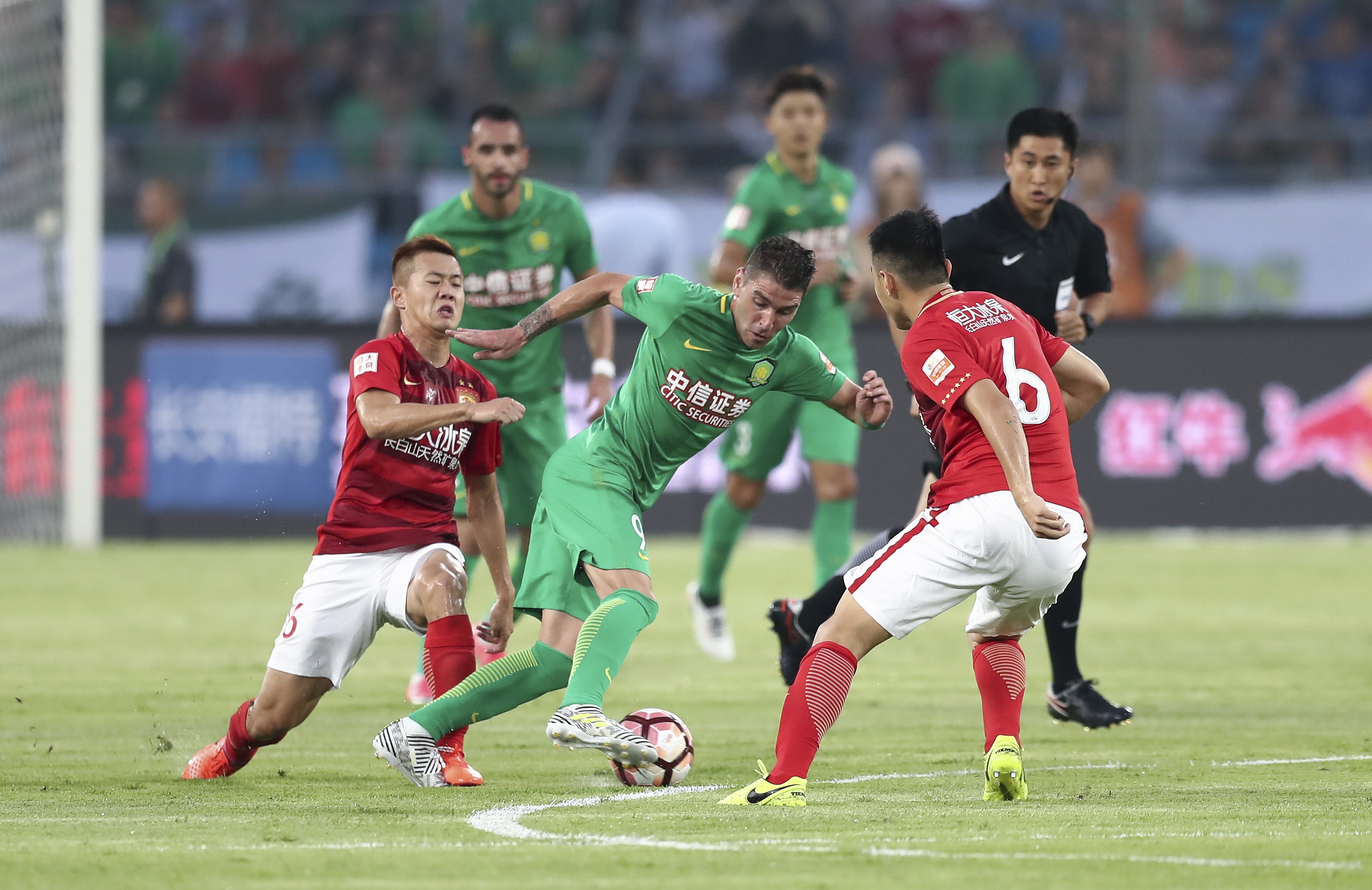 廷贝尔：凯恩是世界最佳之一，阻止他会是个很好的挑战（廷贝尔：凯恩是世界顶级球员，防住他将是一项极具挑战的任务）