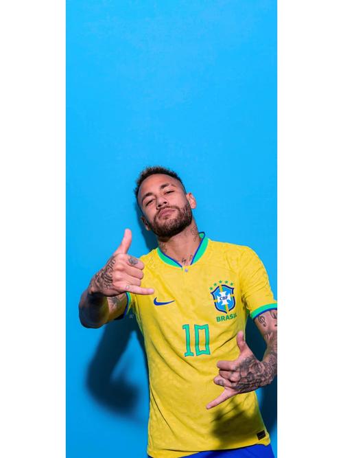 远在迈阿密心系罗马，托蒂和坎德拉用手机观看老东家焦点大战（身在迈阿密仍牵挂罗马，托蒂与坎德拉用手机观看老东家焦点战）